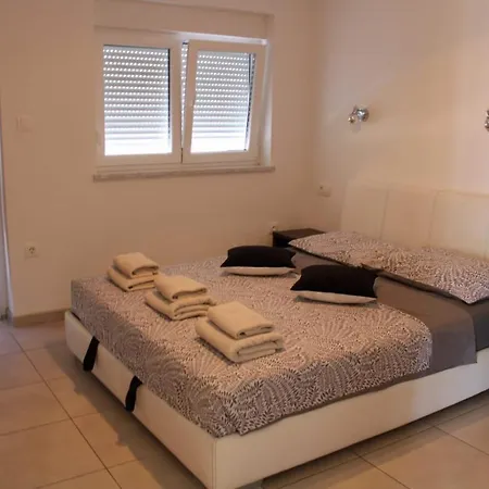 Apartment Ines 2 *